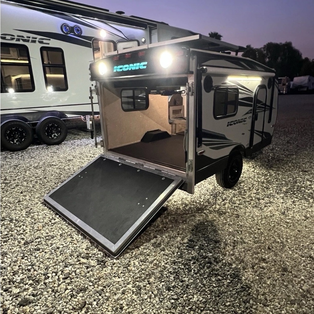 RV/Trailer/Toy Hauler 7in Exterior round Flood Light - LED, 12V 18W